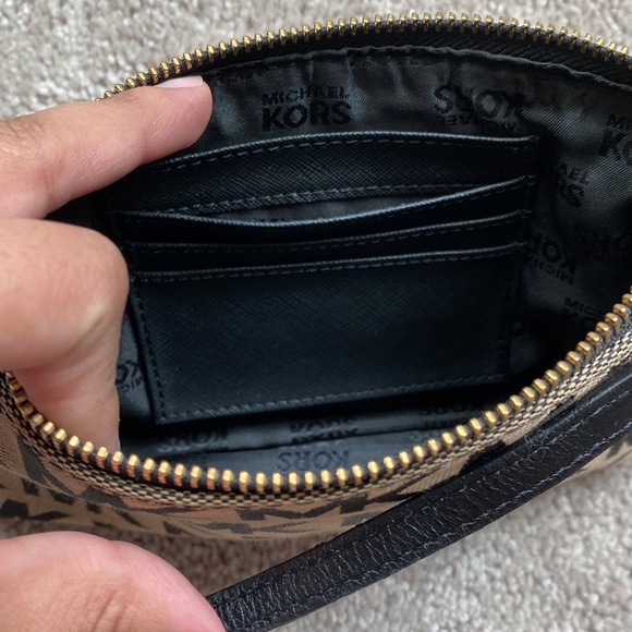 Michael Kors wristlet - Picture 4 of 4